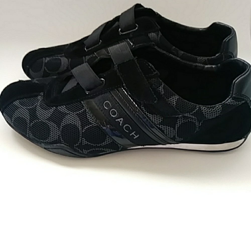 Tennis shoes